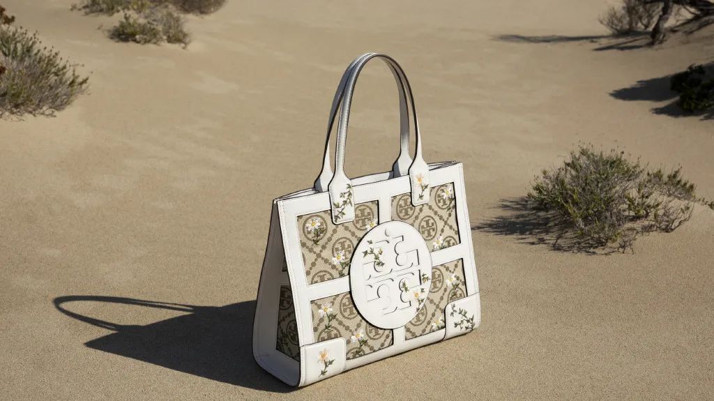 这才爆红一年就这么能“装”了?3w的包一背我都认不出来了…