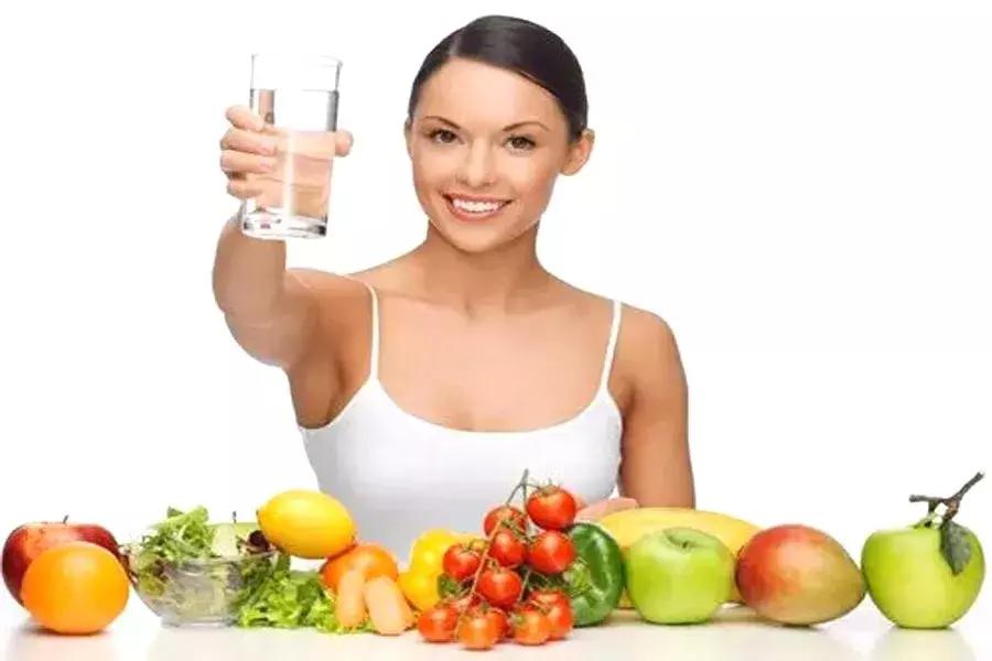 天气干燥嘴唇干裂怎么办,入秋嘴唇脱皮发干