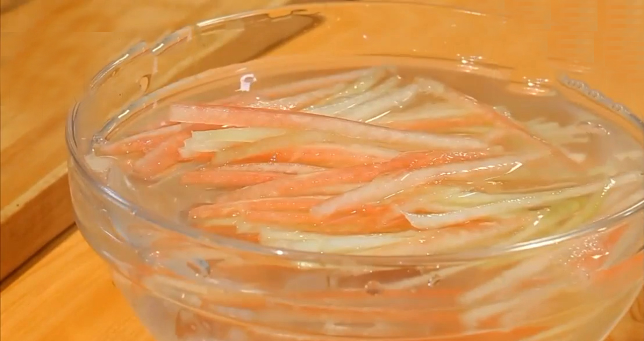 如何自制凉皮凉了也劲道,自制凉皮怎么做又滑又劲道