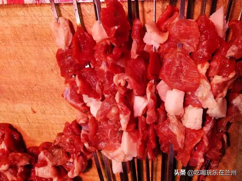 南关夜市这家烤肉，老板12岁出门打拼，烤肉就做了20多年