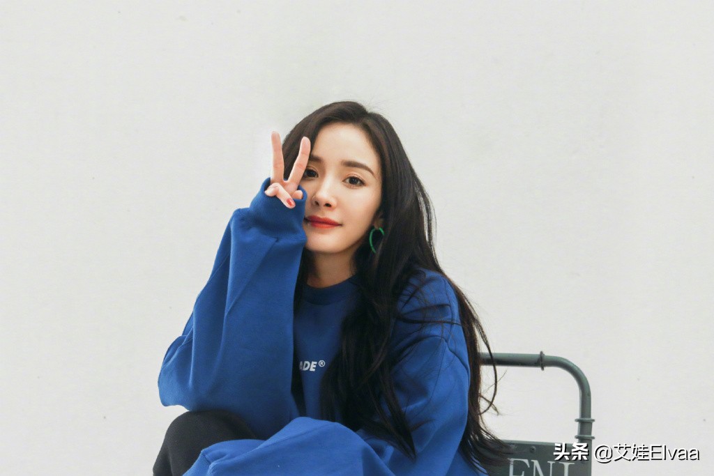 杨幂半露香肩机场大玩黑白配,杨幂露腰高开叉长裙