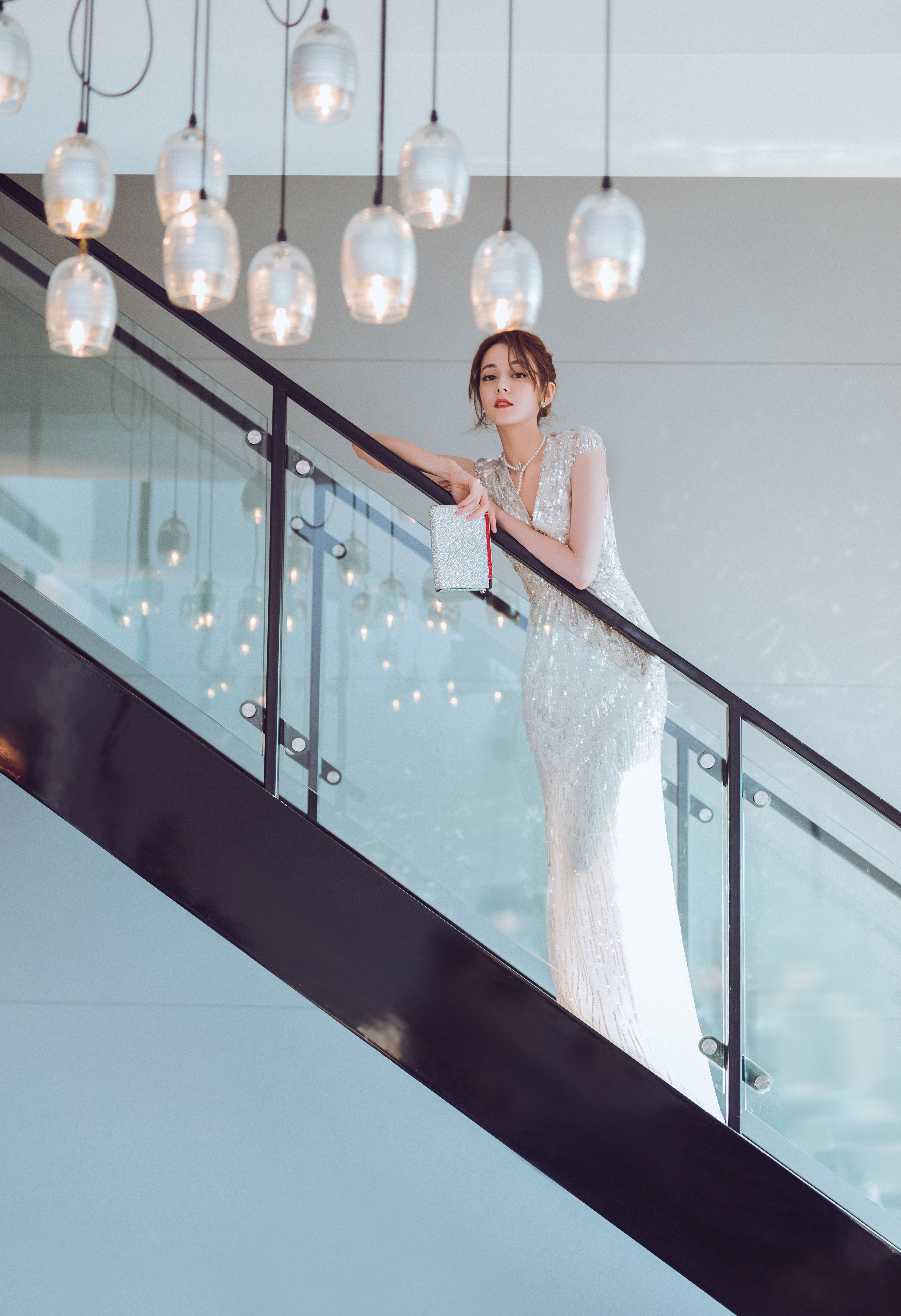 倪妮穿迪丽热巴时尚芭莎同款礼服,倪妮迪丽热巴白礼服