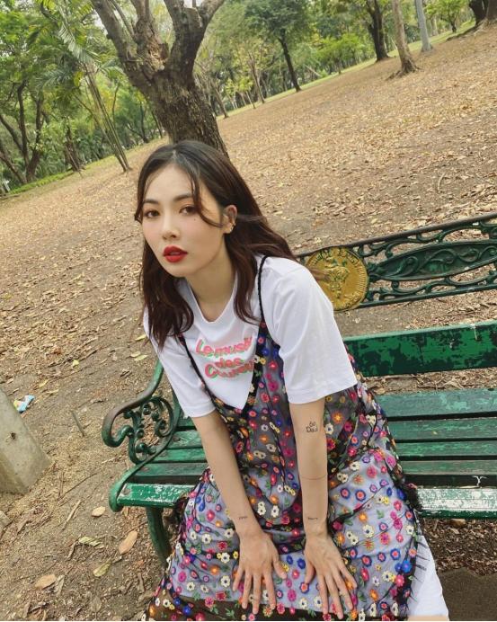 泫雅白蕾丝牛仔裙,泫雅镂空连体裙