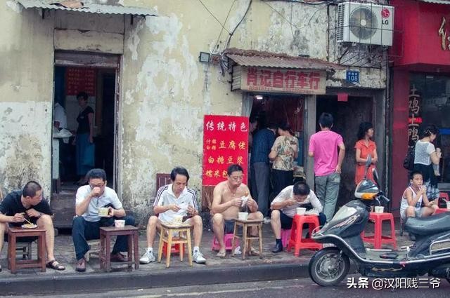 武汉人的过早莫过于一碗热干面,一碗热干面是武汉人最顽强的味道