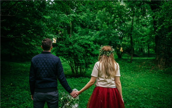 凤凰男作死给前任发请帖，结果被前任大闹婚礼，气得新娘当场退婚