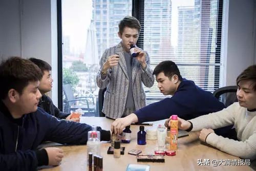 挑战马云第一人，王源奚梦瑶关晓彤争上他节目，背后伤痛有谁知？