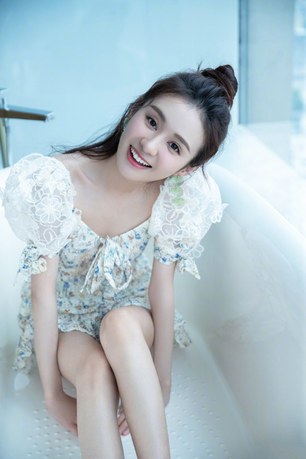 泫雅李沁,泫雅气质玫瑰花连衣裙