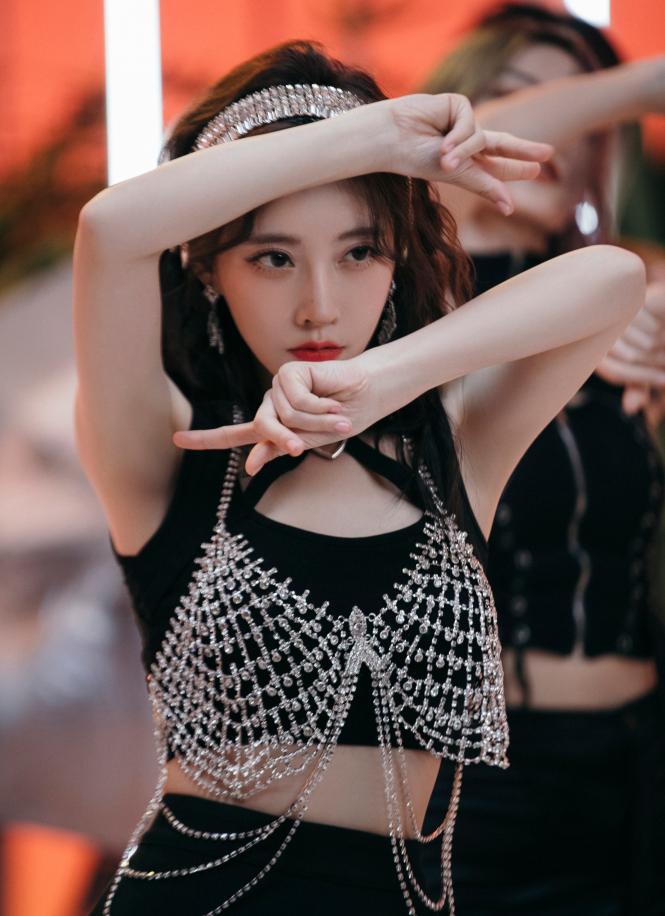 冯提莫新专歌曲《窥》上线,MV看点十足,“纯欲风”舞蹈刷新认知