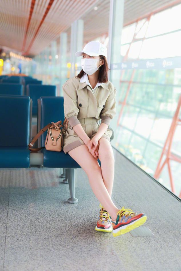 肉肉女孩竖条纹裤子显瘦,下半身有肉的女人穿搭