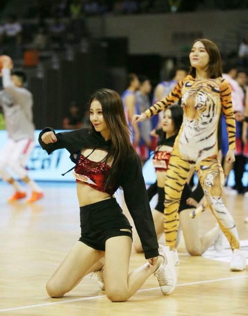 她是啦啦队长,广东啦啦队长身材