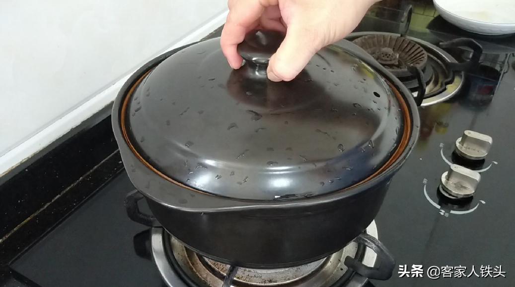 色香味俱全的花生猪脚炖好了,猪脚最好吃的做法要什么调料