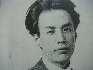 芥川龙之介受谁的褒奖步入文坛,芥川龙之介作品傻子的一生解析