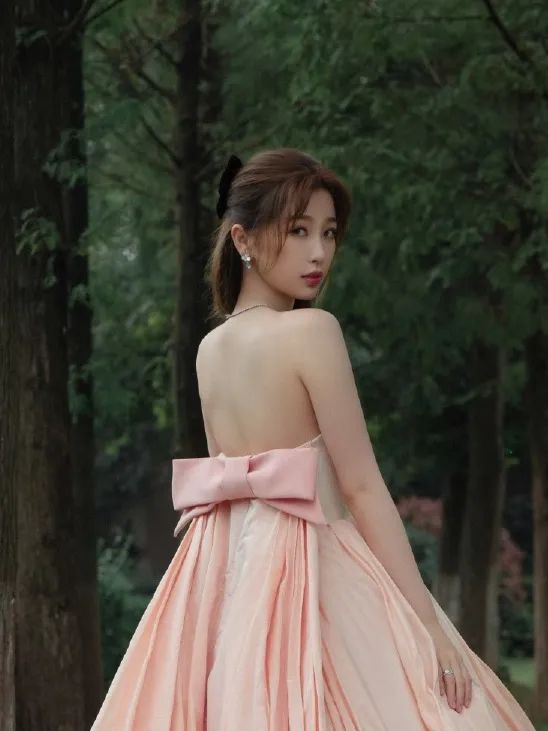 虞书欣说蝴蝶结是她的标志,虞书欣戴发箍