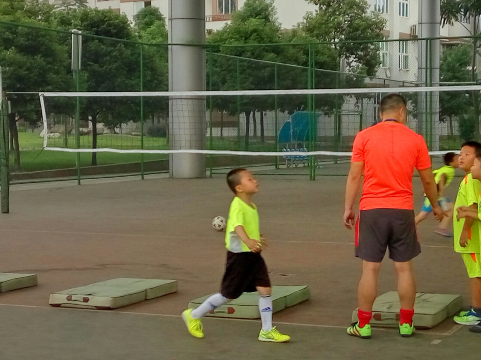 小小少年足球教学,青少年足球成长之路