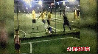 成都业余足球场发生冲突打架,足球场暴打裁判