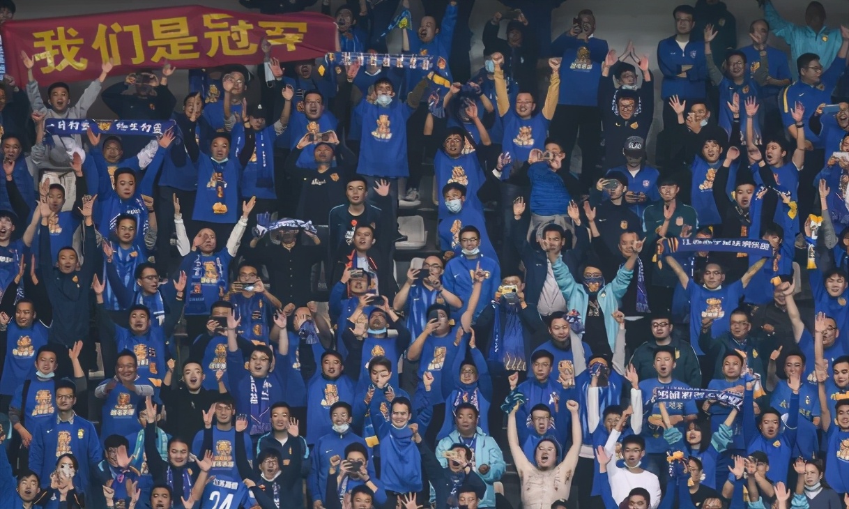 宣扬仇恨文化的沪媒呢？虹口站苏宁夺冠广告被破坏，苏球迷要追责