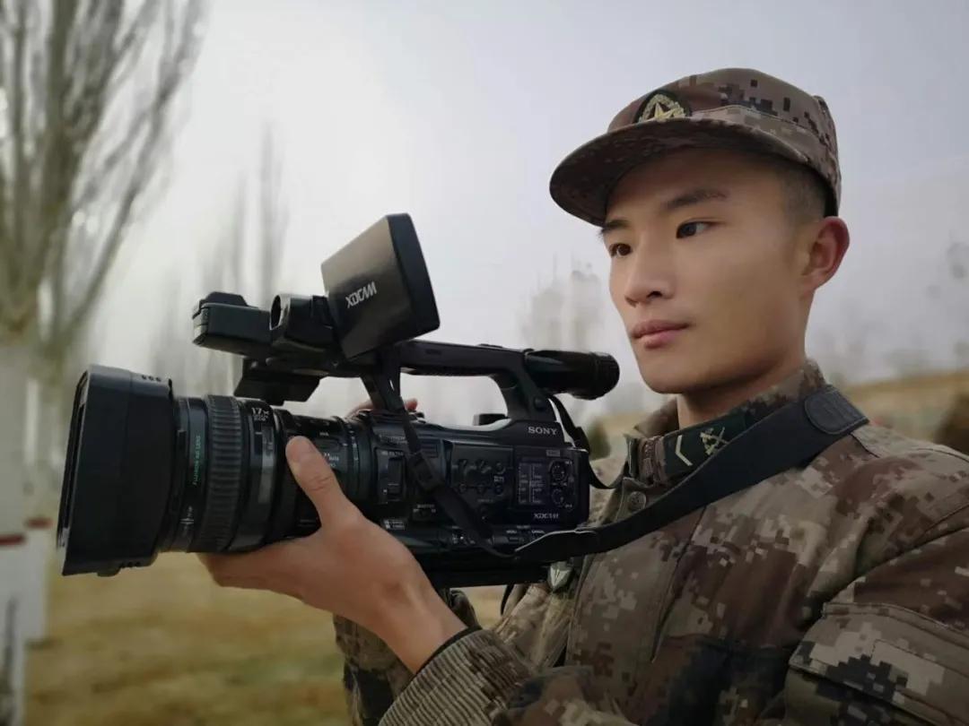 老兵退伍感人瞬间,老兵退伍潸然泪下