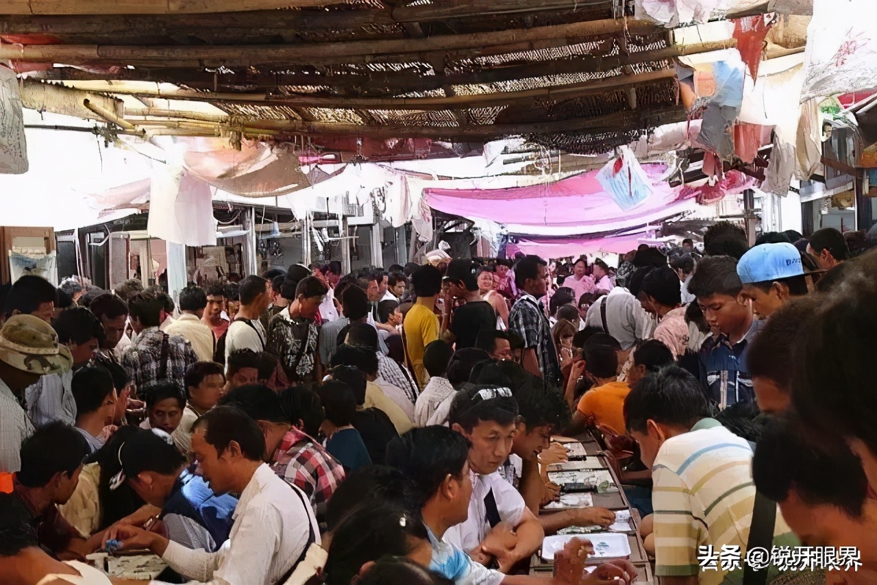 直播的翡翠怎么那么便宜是真的吗,直播间便宜的翡翠是什么材质