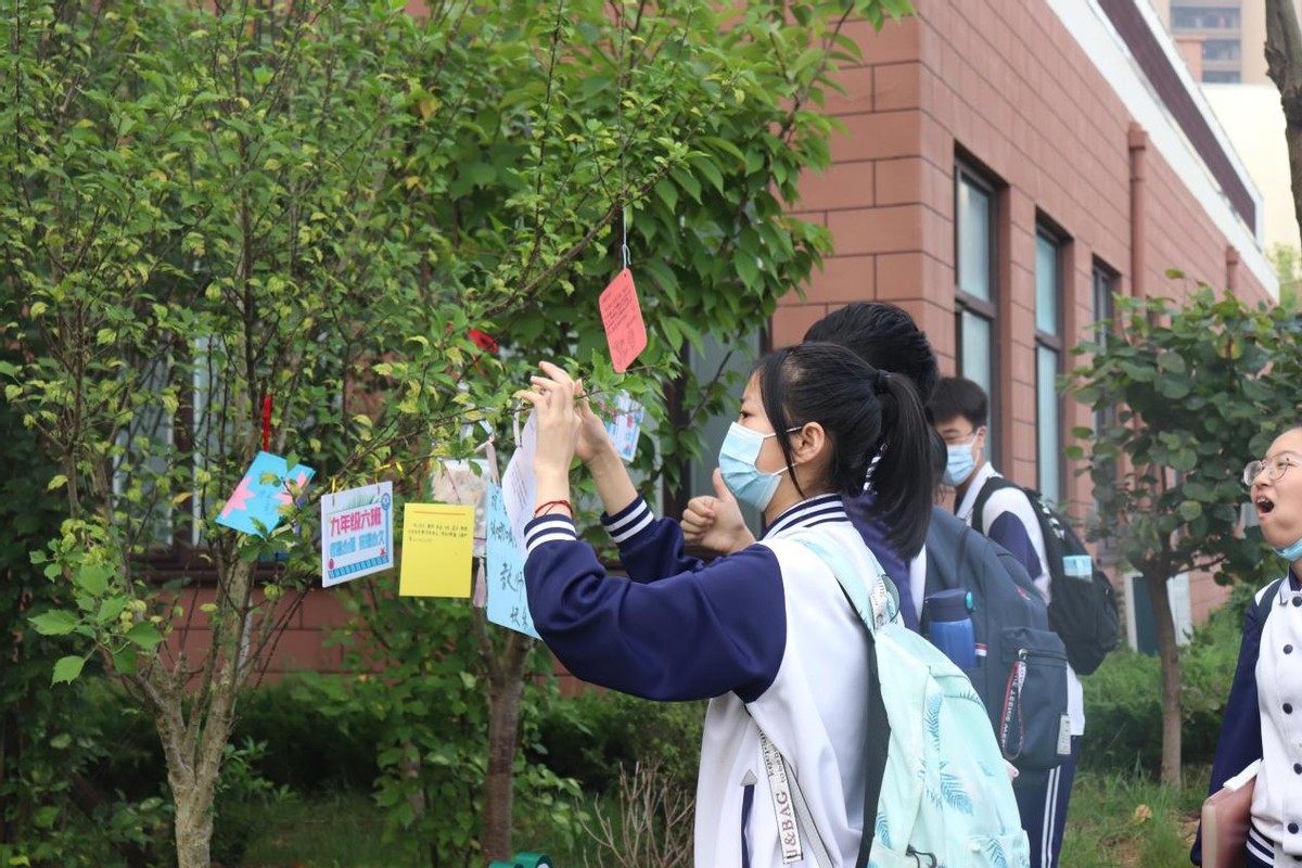 “恩师掬取天池水，洒向人间育英才”弘毅中学庆祝教师节主题活动