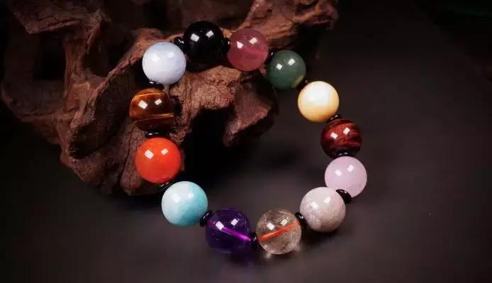 男士戴什么水晶手串最好,男人成年了一般戴什么串