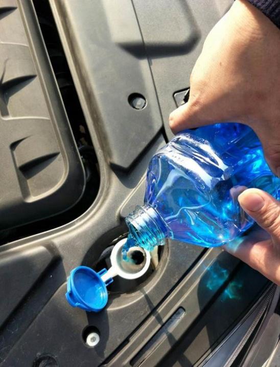 车玻璃水用完能不能用矿泉水代替,自来水可以用汽车玻璃水代替吗