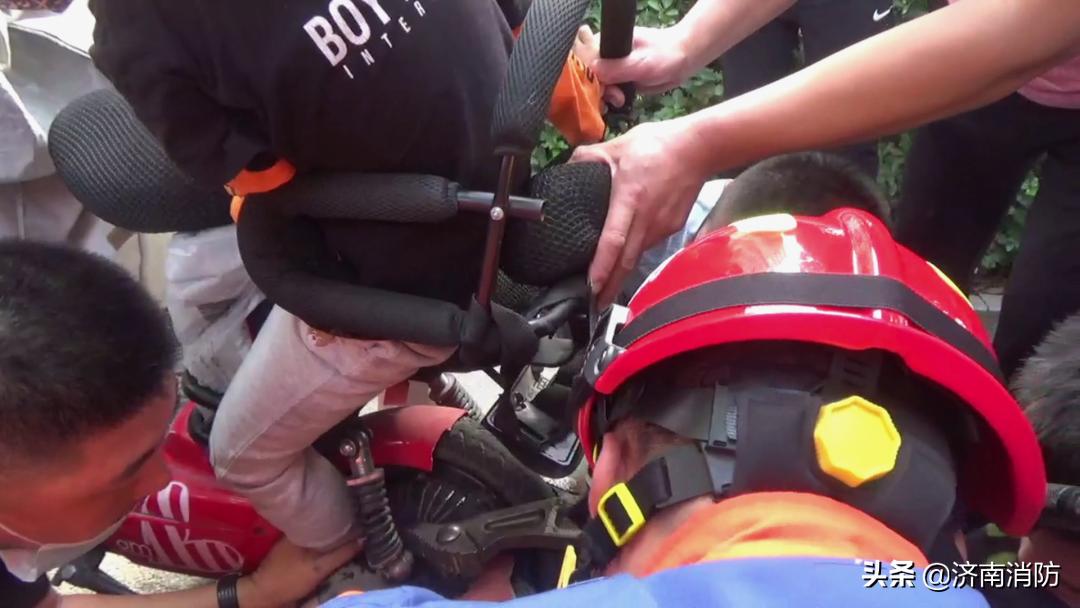 幼童脚被卡进电动车,小朋友坐电动车脚卡进车轮