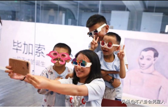 兔唇李嫣现在的样子,李嫣看望兔唇的真实照片