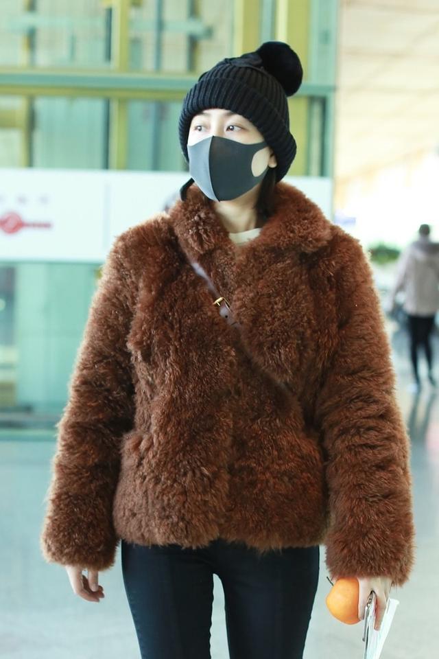 马苏穿黄色毛衣现身打扮超亮眼,马苏穿皮草