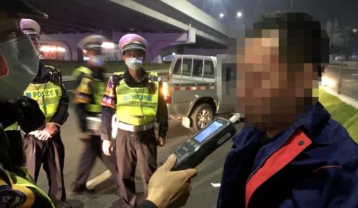 他无视交警拦停，开车撞倒雪糕筒一路逃走，走投无路仍不肯开车门！