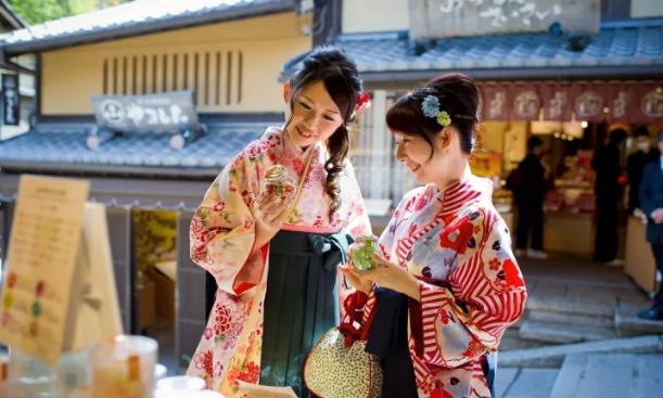 为什么日本和服后面有蝴蝶结,日本和服背后的被子