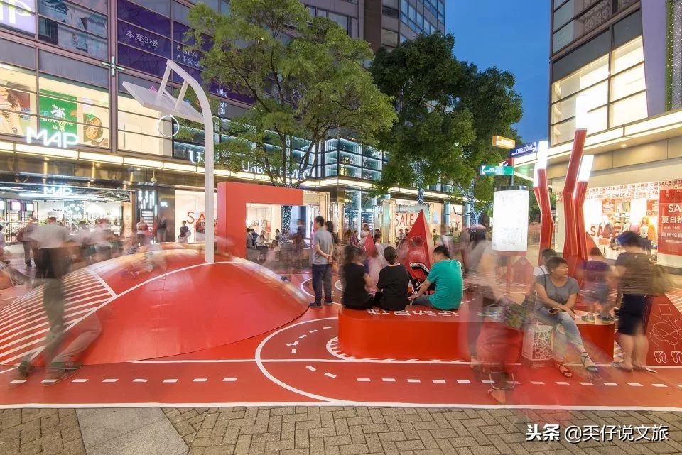 让人惊呆的篮球比赛,篮球场和足球场冲突对比