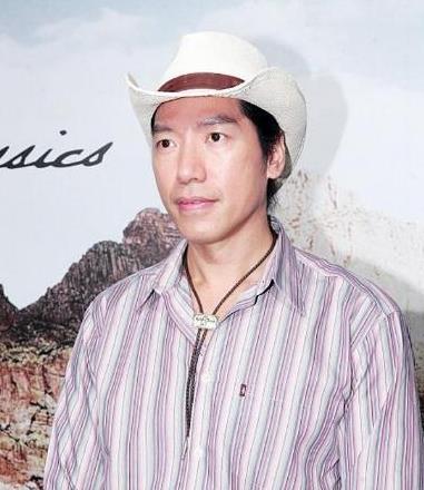 张耀扬“乌鸦哥”拍戏险瘫痪，养病想自杀，如今57岁的他怎么样