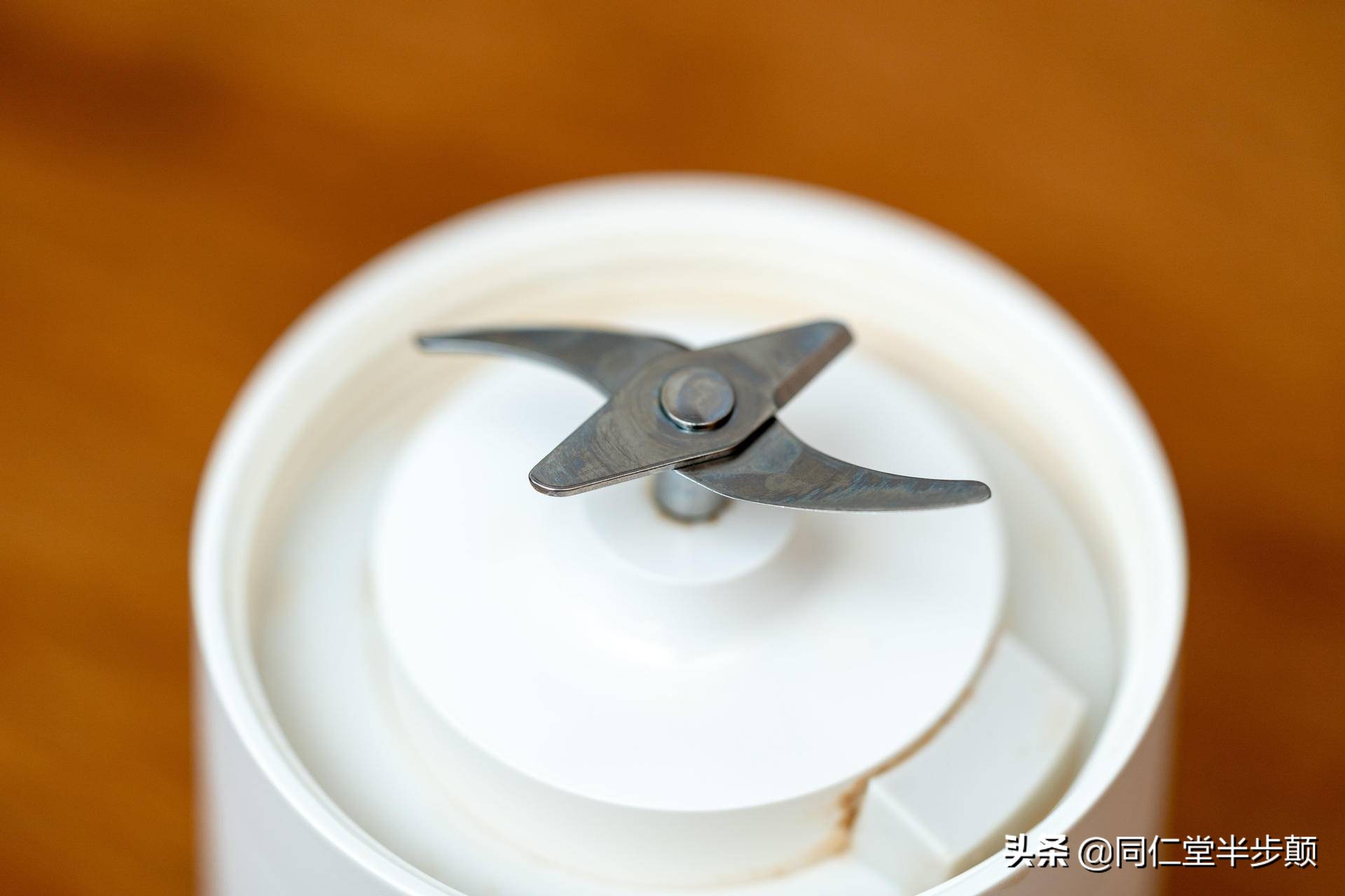 怎么用榨汁机榨果汁,如何用榨汁机榨出一杯好吃的果汁