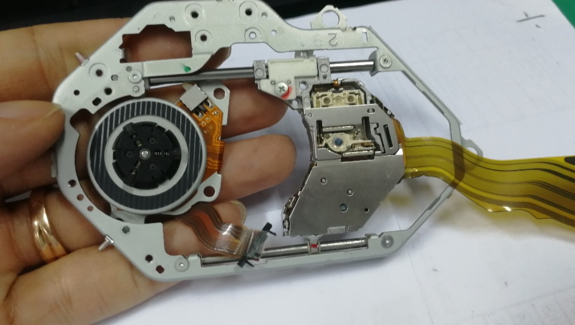 探究一下光驱的结构，垃圾桶捡了个废光驱，拆着研究一下。