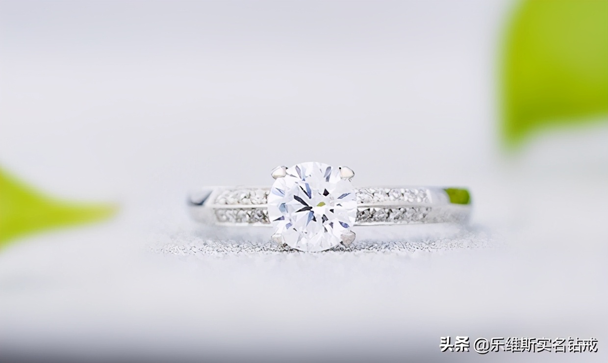 钻戒一般结婚买还是订婚买,订婚买的钻戒一般多少钱