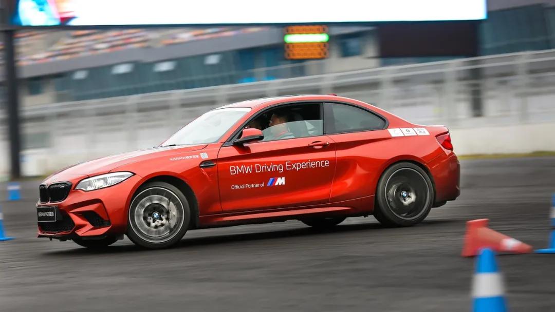 拒绝‘器材*党**’价值三千的BMW精英驾驶到底能学到什么？