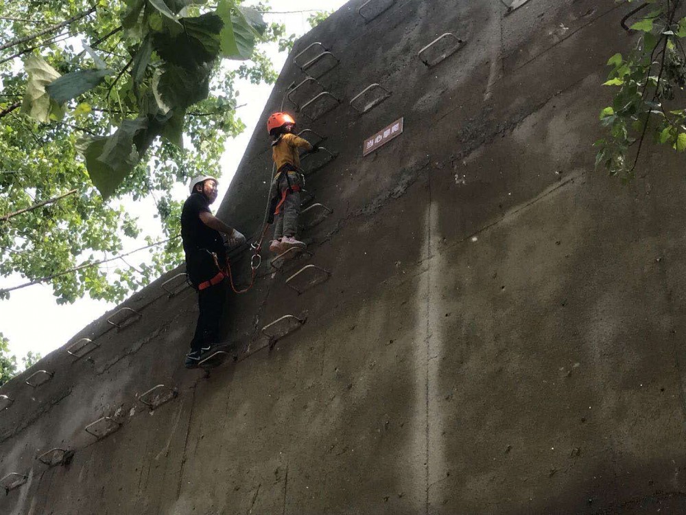足球小镇建业网红桥,建业足球小镇攀岩