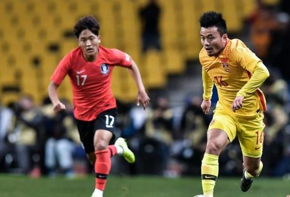 国足不给力，全场2次射门，球迷太可爱，给韩国门将一件羽绒服