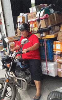 搞笑gif跟着妹子的节拍摇起来,敲锣打鼓甩头搞笑gif