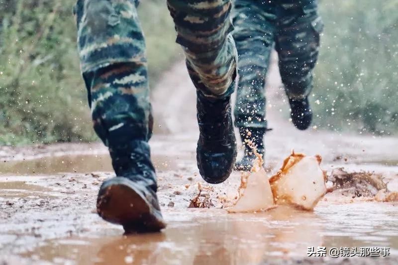 特种兵敬礼动态图,迷彩服军人背面敬礼照片