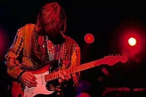 学会了吉他就会弹贝斯吗,弹贝斯和弹吉他的区别