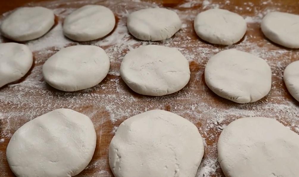 红糖糍粑用糯米做还是用糯米粉做,冬日湖南农家手工红糖糯米糍粑