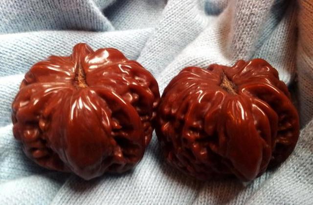 机刷核桃怎么看出是不是药水泡的,机刷核桃和手盘的区别