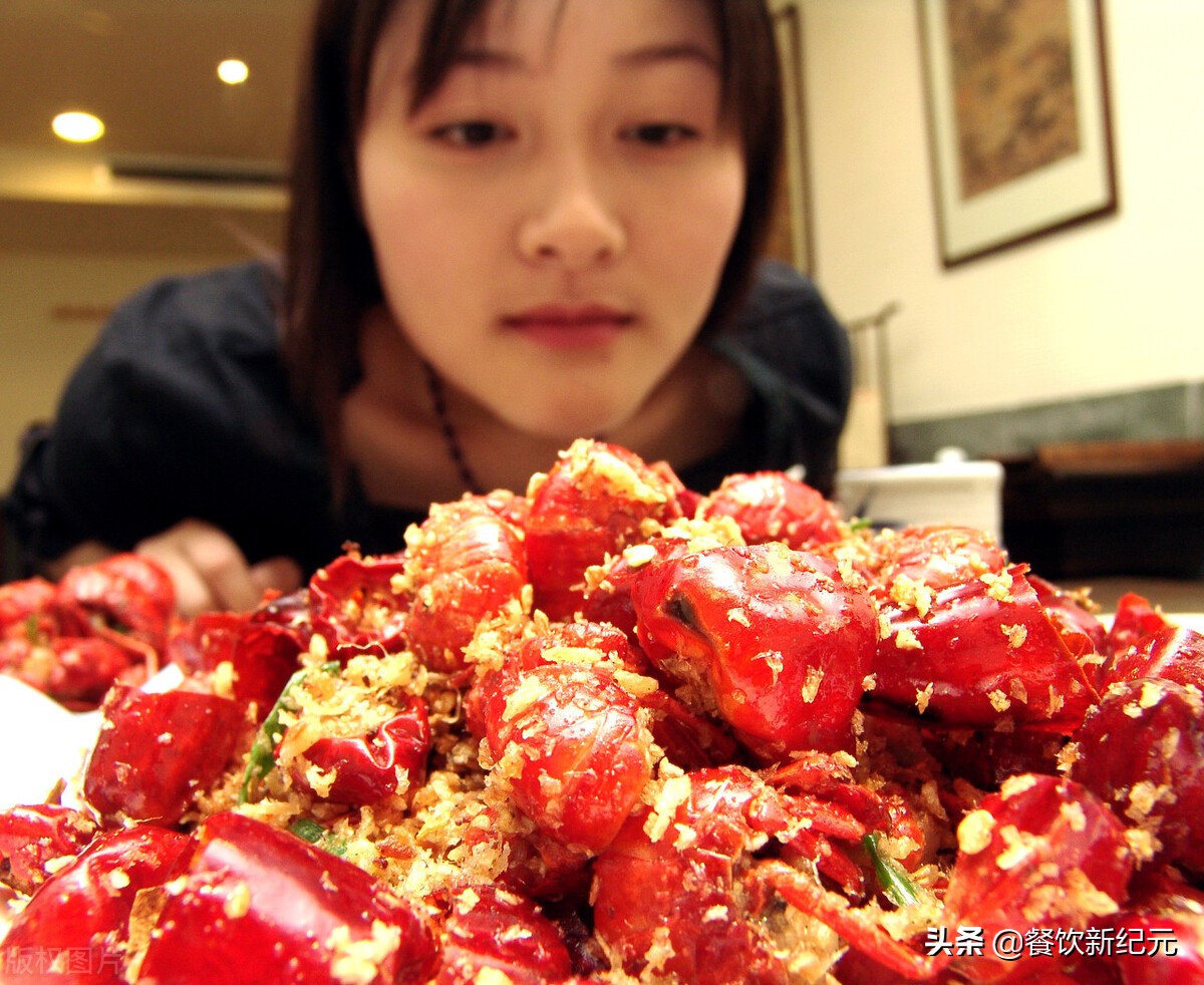 广州迎来小龙虾淘汰潮，富二代投资百万开店，3个月亏个精光