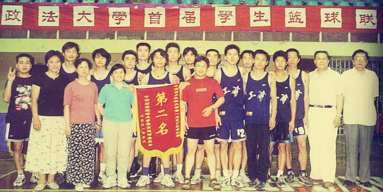 绿树成荫的大学篮球场,操场篮球场足球场