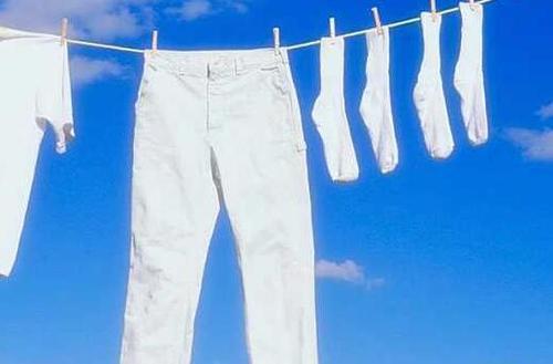 衣服发黄了用84消毒液可以洗掉吗,84消毒液洒在衣服上变色怎么去除