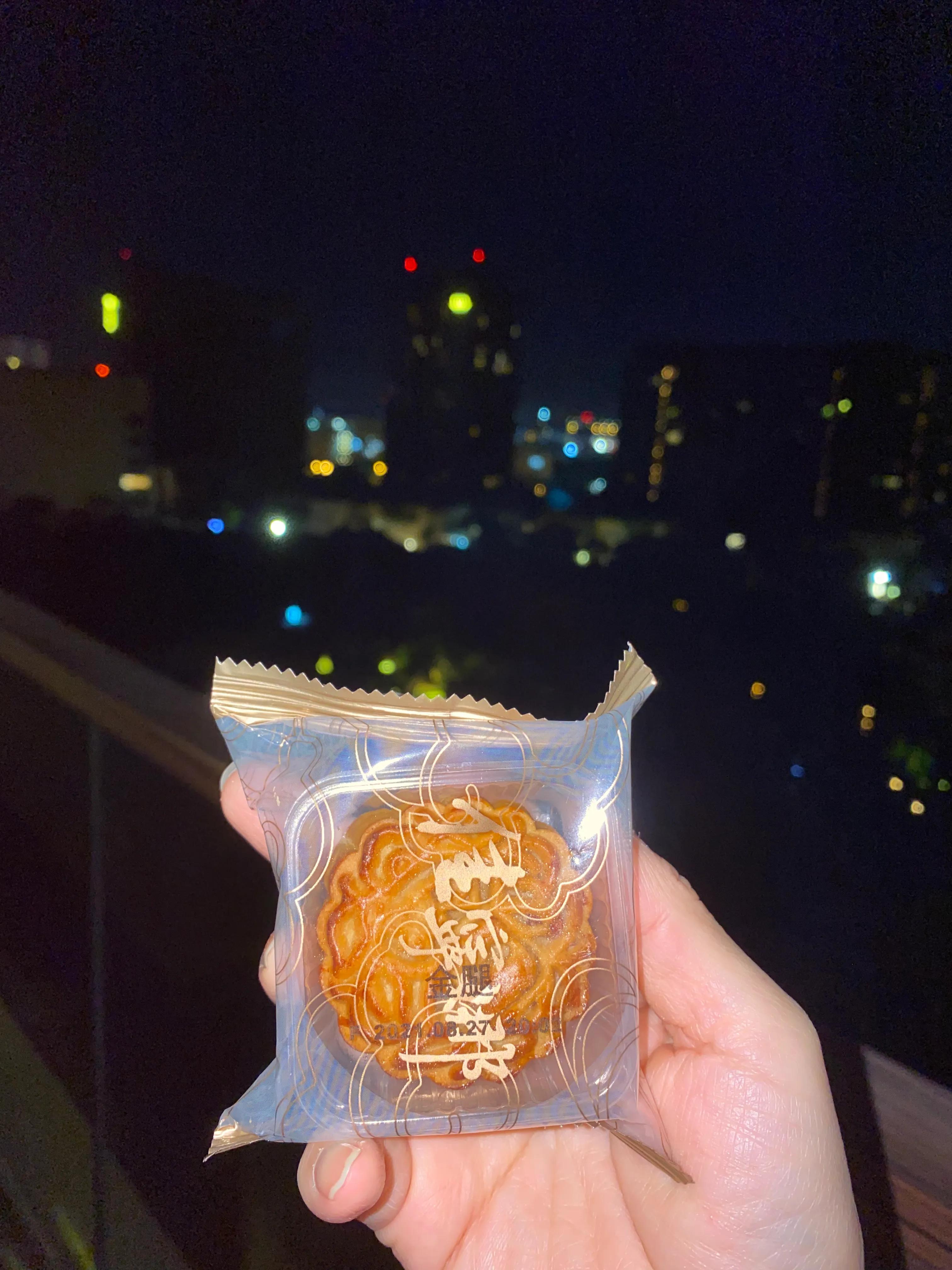 佳宁娜金腿小月饼还是挺好吃的