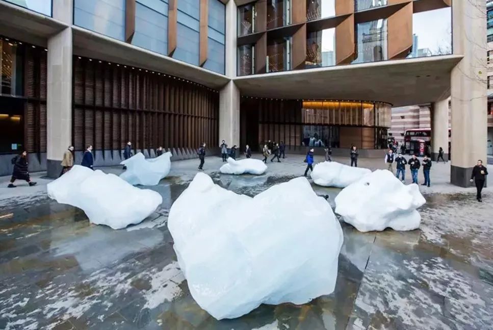 摇滚、坎普、Kaws：狂野又优雅的七月看展指南