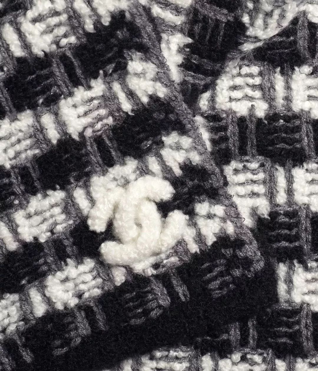 今年流行三角式的围巾,今年流行啥子颜色的围巾