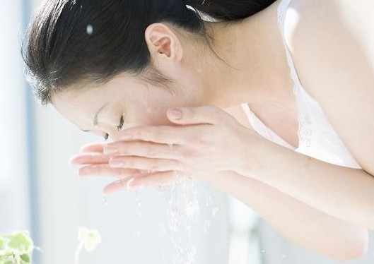 敏感干皮用什么洗面奶祛痘知乎,适合干皮敏感肌的洗面奶